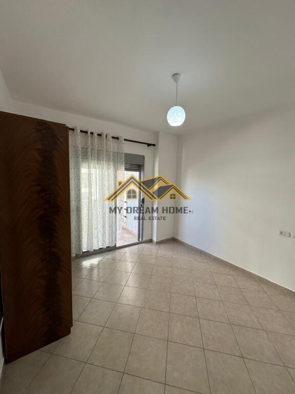 Shitet Apartament 3+1 Prane Stacionit Trenit Durres!