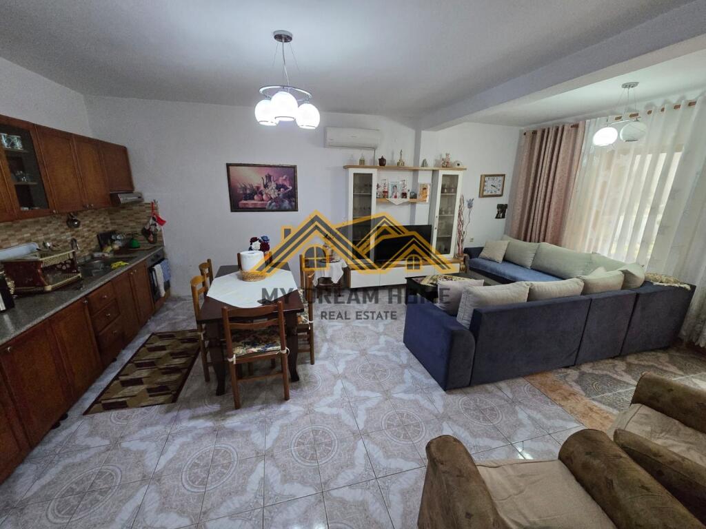 VENDESI CASA SU DUE PIANI, QUARTIERE 17, DURRËS