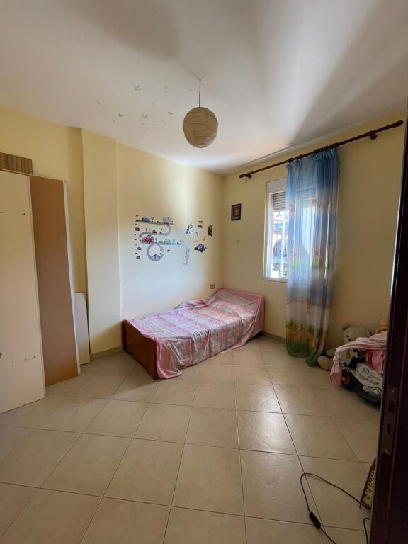 SHITET VILË 2-KATËSHE 6+2+OBORR PRIVAT TRREGU INDUSTRIAL DURRES