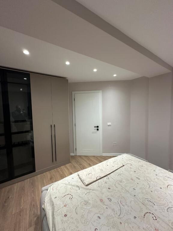 🏢 Apartament 2+1 me Qira – Bulevardi Zogu I 📍