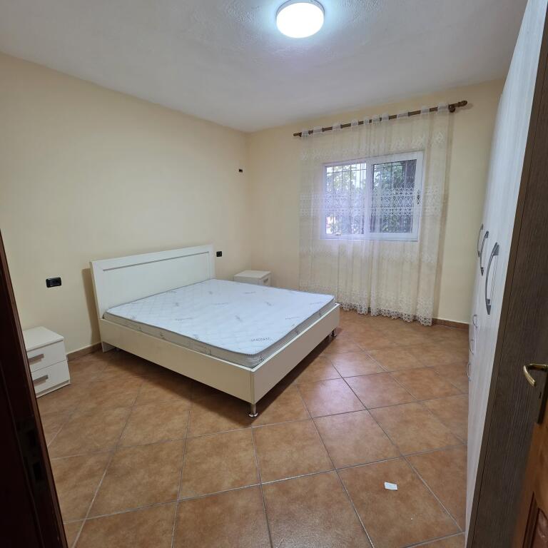 Affittasi ampio appartamento 1+1 al rondò di Kinostudio, via Xhanfize Keko, a 1 minuto dalle fermate degli autobus urbani!