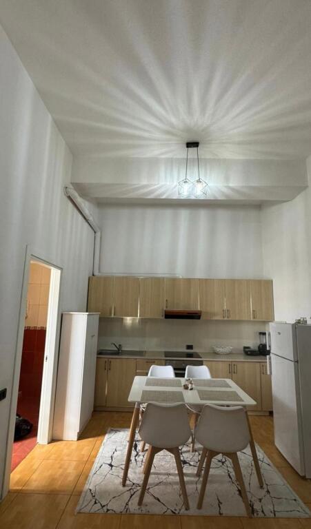 Jepet me qira një apartament 1+1në zonën e Rruges e Dibres , Rruga Gjon Buzuku 500mije leke