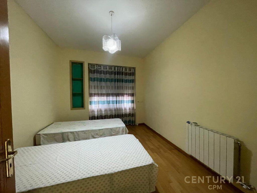 Appartamento 3+1+2 in Affitto in Piazza Skënderbej (Centro), Via Barrikadave - 1300€ | 160 m²