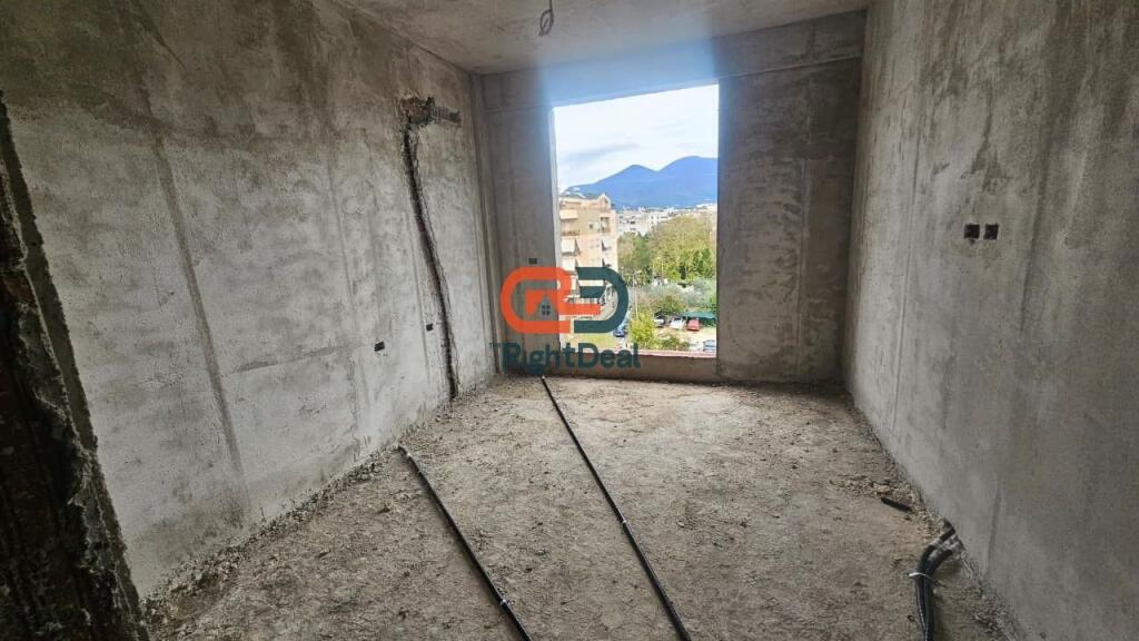 Tek Liqeni I Thate, Shitet Super Apartament 2+1+2, Me Pamje Spektakolare !!