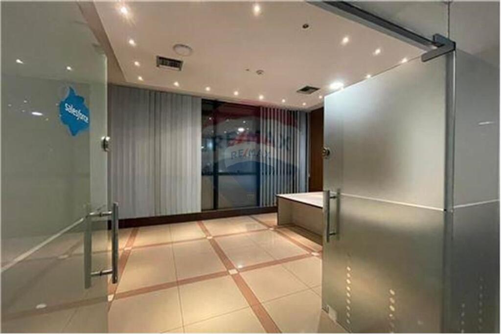 Zyre per qira perballe Kristal Center!