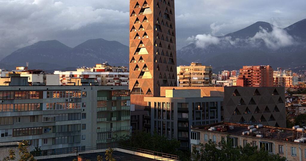 VENDESI APPARTAMENTO 2+1+2 AL "TIRANA TOWER"