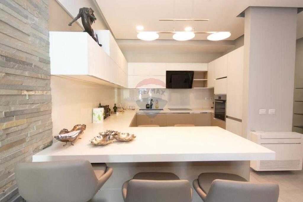 Jepet me qira apartament 3+1+2 në Ring Center