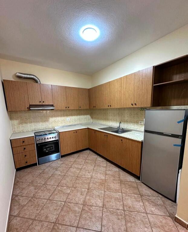 🏢 Apartament me qira – Komuna e Parisit, Tiranë