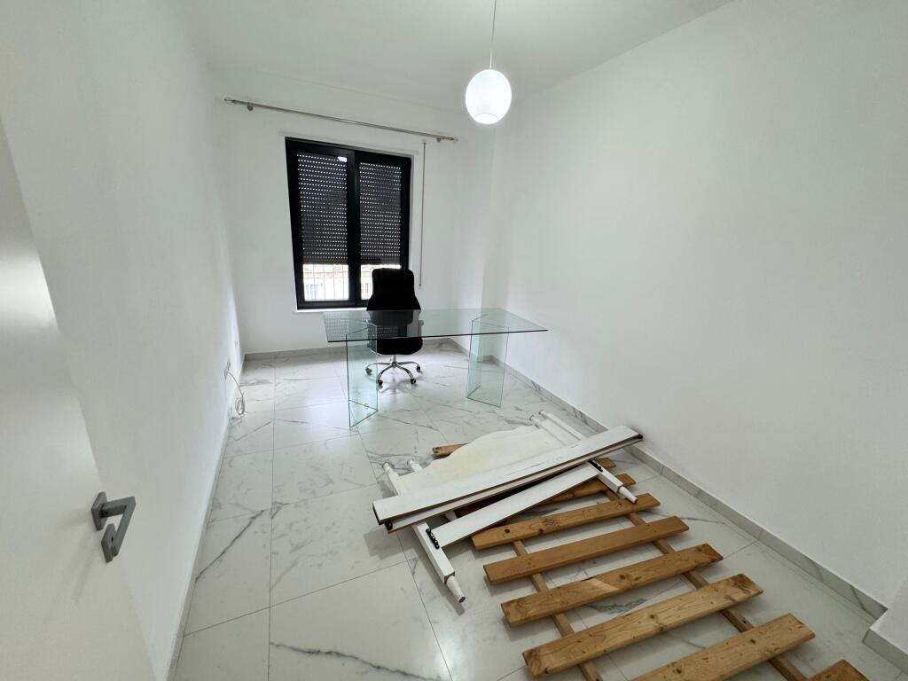 Affittasi appartamento 2+1+2  Indirizzo: Stazione Ferroviaria  Vuoto senza mobili affittato per attività commerciale  5° piano  Prezzo: 550€ netto