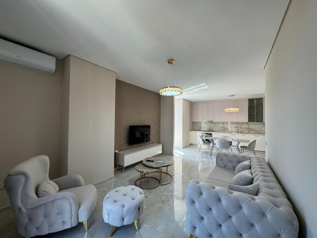Affitto, super appartamento 2+1+2  9° piano, palazzo nuovo con 2 ascensori  Appena arredato, mai abitato prima  Prezzo 900€  Vicino a Milo 2000, di fronte a Amerikan 3