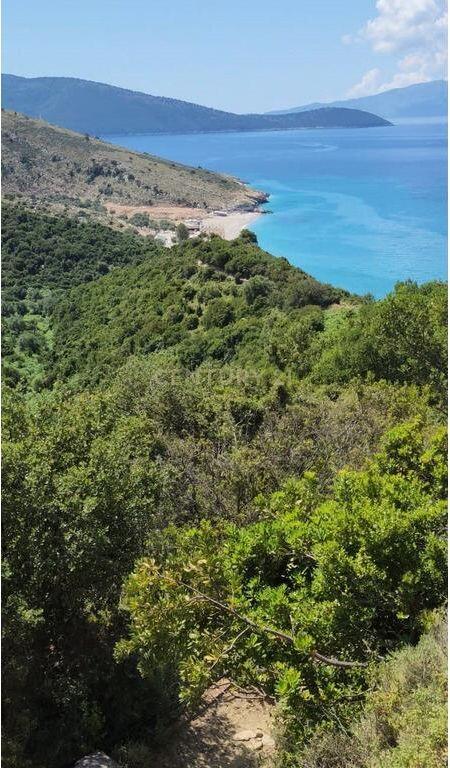 LUKOVE, VENDIAMO TERRENO 150.000 €