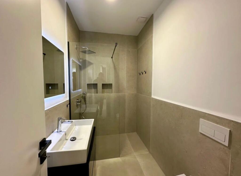 📣 Apartment 2+1+2 for rent – Residenca Forest (Dry Lake)  • 2nd floor • Fully furnished, new investment • Living room + modern kitchen • 2 bedrooms • 2 bathrooms • Balcony • Parking space included  💶 1300€ / month 📍 At Dry Lake –  