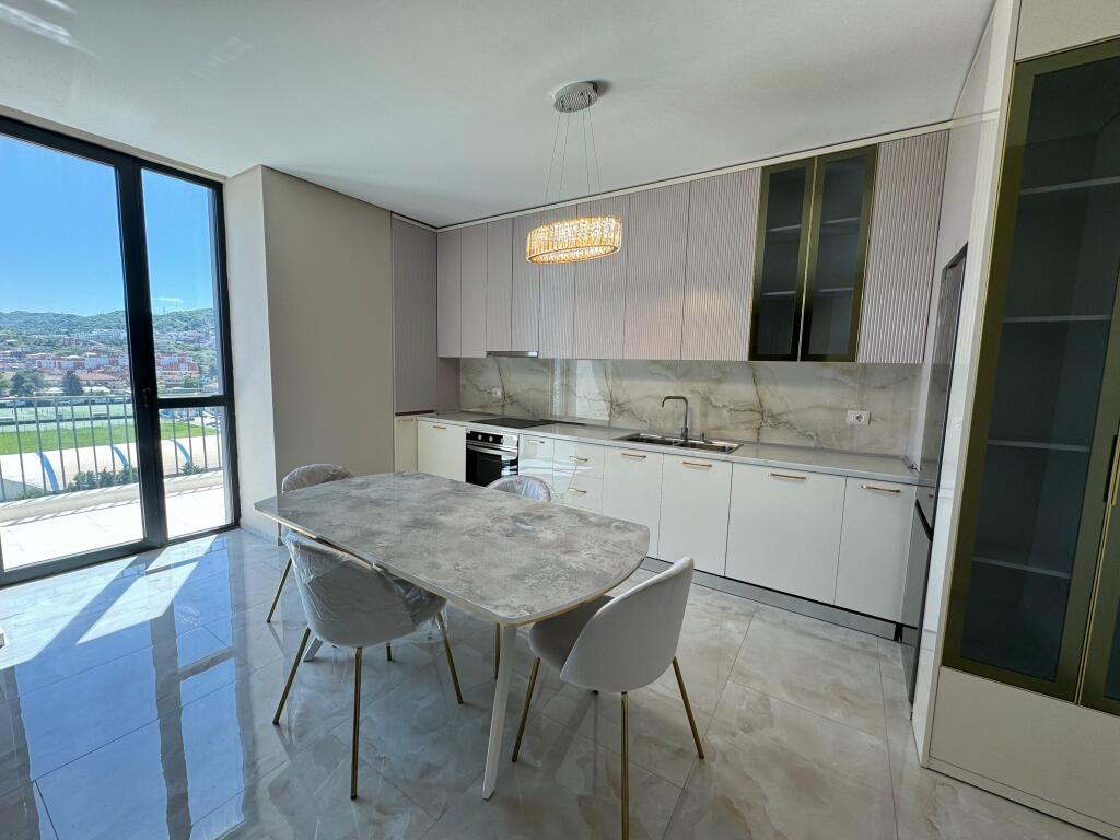 Affitto, super appartamento 2+1+2  9° piano, palazzo nuovo con 2 ascensori  Appena arredato, mai abitato prima  Prezzo 900€  Vicino a Milo 2000, di fronte a Amerikan 3