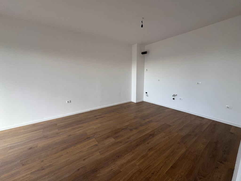 Affittasi appartamento 1+1 📍 Trio Tower 🏢 Piano: 8 💶 Prezzo: 55.000 lek / mese 🛋 Stato: Parzialmente arredato