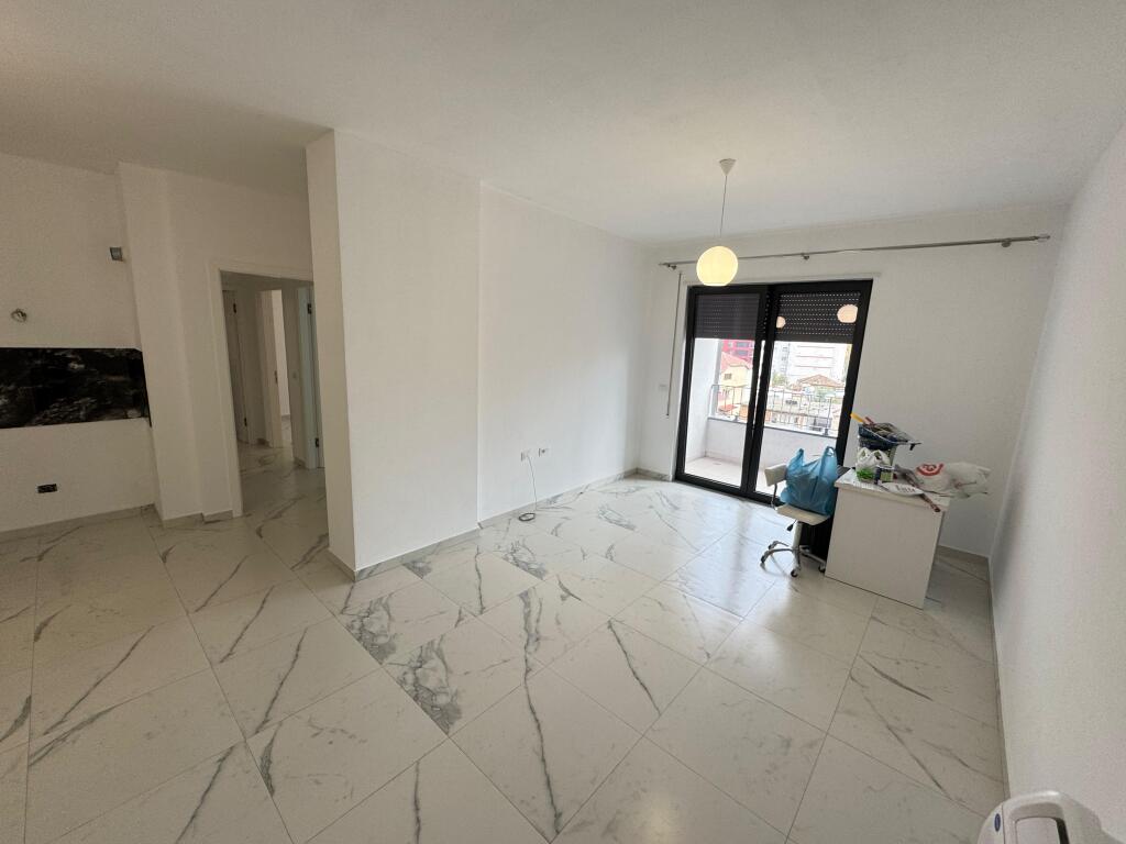 Affittasi appartamento 2+1+2  Indirizzo: Stazione Ferroviaria  Vuoto senza mobili affittato per attività commerciale  5° piano  Prezzo: 550€ netto