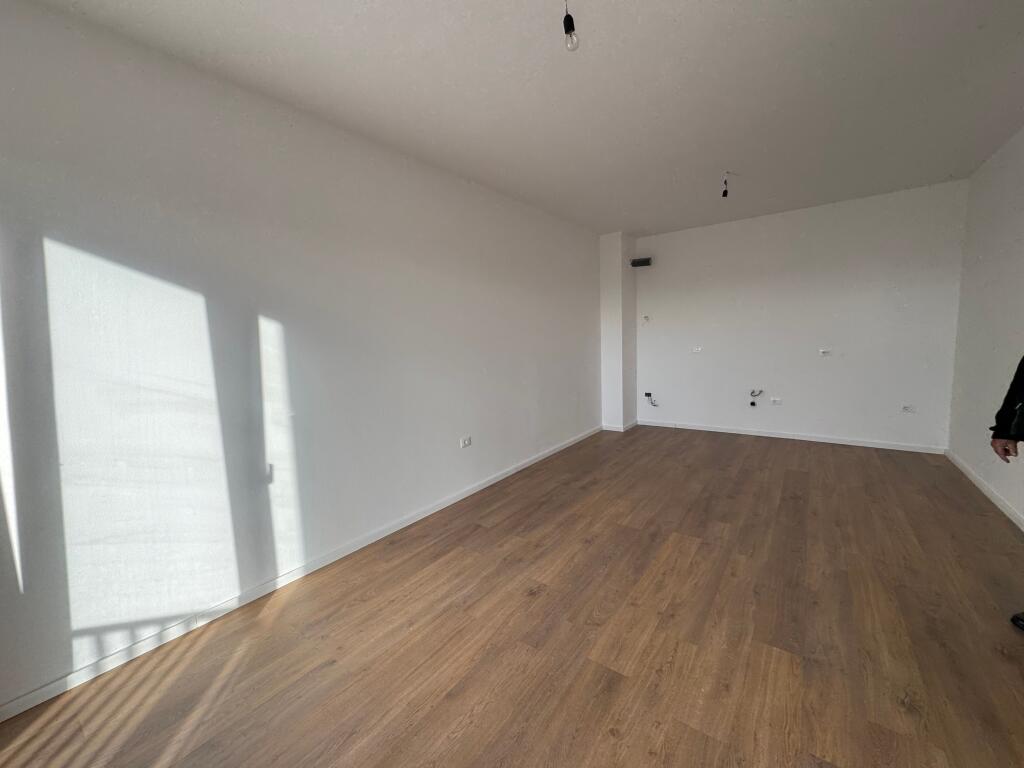 Affittasi appartamento 1+1 📍 Trio Tower 🏢 Piano: 8 💶 Prezzo: 55.000 lek / mese 🛋 Stato: Parzialmente arredato