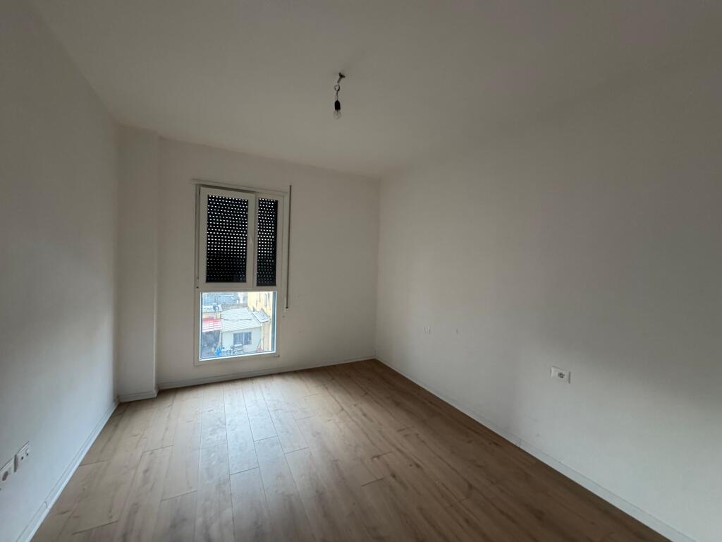Affittasi appartamento 2+1+2 📍 Trio Tower 🏢 Piano: 2 💶 Prezzo: 58.000 lek / mese 🛋 Stato: Parzialmente arredato