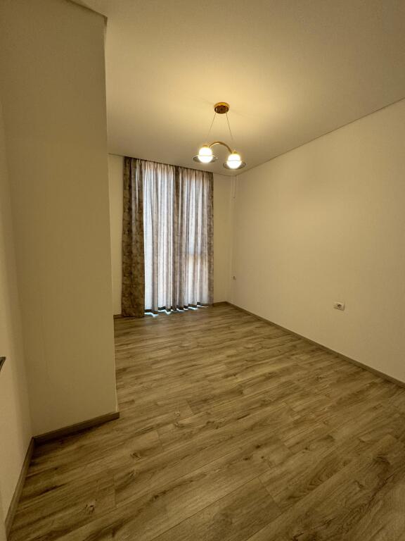 Affitto, super appartamento 2+1+2  9° piano, palazzo nuovo con 2 ascensori  Appena arredato, mai abitato prima  Prezzo 900€  Vicino a Milo 2000, di fronte a Amerikan 3