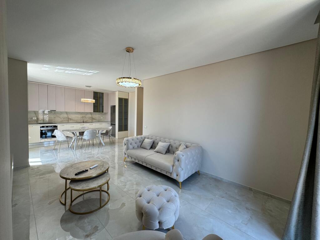 Affitto, super appartamento 2+1+2  9° piano, palazzo nuovo con 2 ascensori  Appena arredato, mai abitato prima  Prezzo 900€  Vicino a Milo 2000, di fronte a Amerikan 3