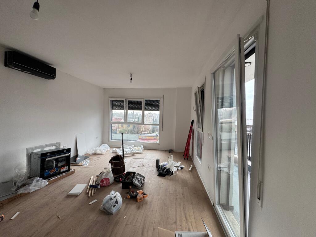 Affittasi appartamento 2+1+2 📍 Trio Tower 🏢 Piano: 2 💶 Prezzo: 58.000 lek / mese 🛋 Stato: Parzialmente arredato