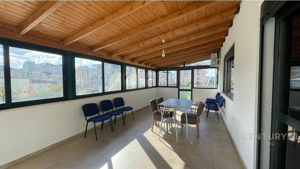 Ambjent per shitje prane Sheshit Wilson