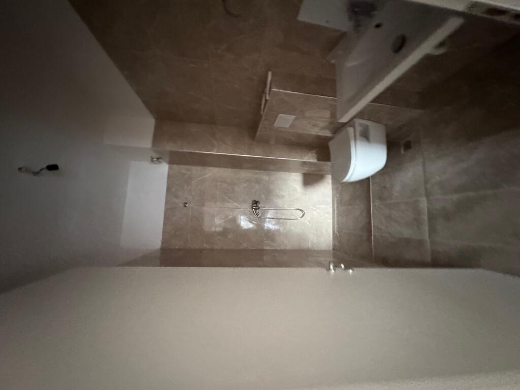 Affittasi appartamento 2+1+2 📍 Trio Tower 🏢 Piano: 2 💶 Prezzo: 58.000 lek / mese 🛋 Stato: Parzialmente arredato