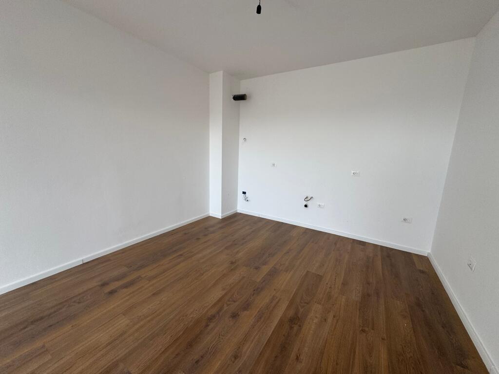 Affittasi appartamento 1+1 📍 Trio Tower 🏢 Piano: 8 💶 Prezzo: 55.000 lek / mese 🛋 Stato: Parzialmente arredato
