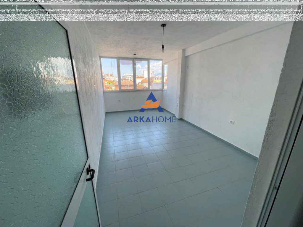 LOCALE COMMERCIALE IN AFFITTO 90 M² "TIRANA, VIA 4 DESHMORET" 800 EURO