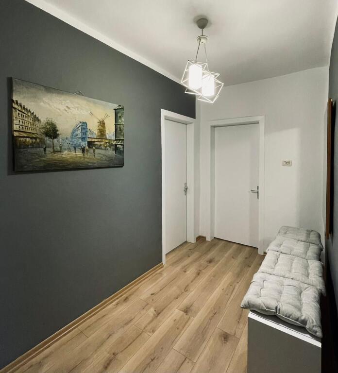 Jepet me qira apartament 1+1, Qender, Rruga e Barrikadave.