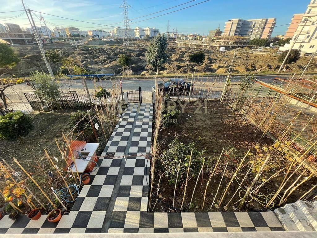 Villa Attaccata su 2 Piani in Vendita a Golem – 3 Camere da Letto | 2 Bagni | Cortile Privato 🌴 150.000 €
