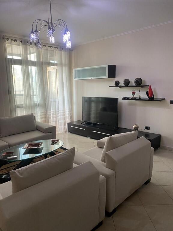 Apartament 3+1 me Qira në Qendër të Tiranës