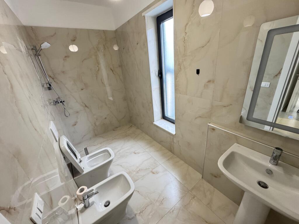 Affittasi appartamento 2+1+2  Indirizzo: Stazione Ferroviaria  Vuoto senza mobili affittato per attività commerciale  5° piano  Prezzo: 550€ netto
