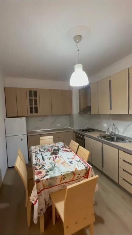 1+1,lussuosamente arredato al viale zogu i pare,650 euro