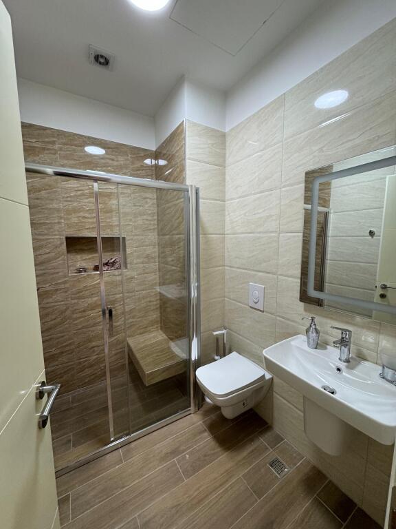 Affitto, super appartamento 2+1+2  9° piano, palazzo nuovo con 2 ascensori  Appena arredato, mai abitato prima  Prezzo 900€  Vicino a Milo 2000, di fronte a Amerikan 3