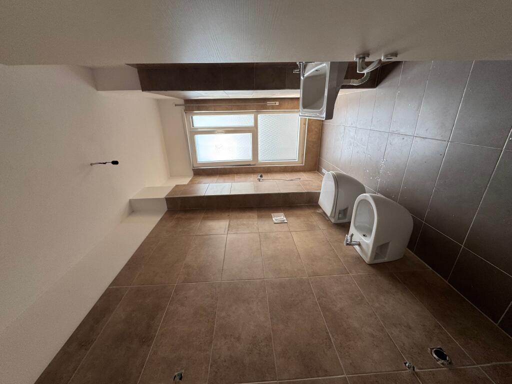 Affittasi appartamento 1+1 📍 Trio Tower 🏢 Piano: 8 💶 Prezzo: 55.000 lek / mese 🛋 Stato: Parzialmente arredato