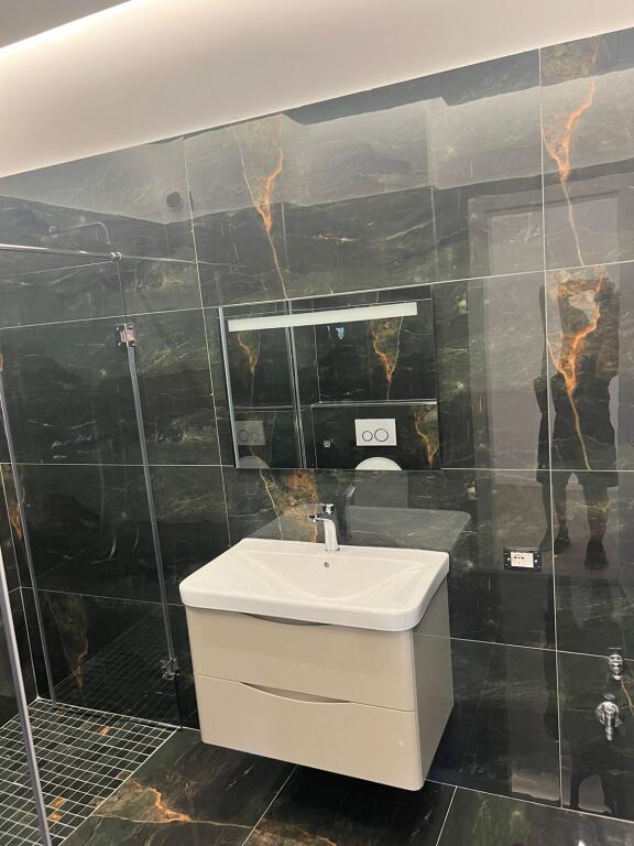 Jepet me qira apartament 2+1, Fresk