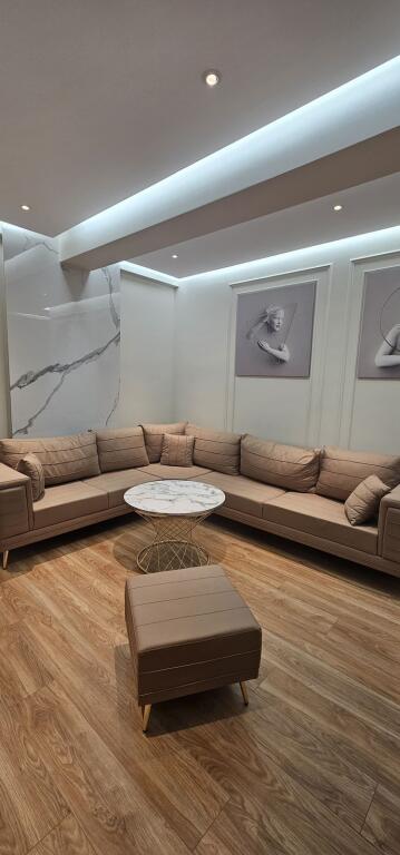 Jepet me qera apartamenti 1+1 te Fusha e Aviacionit  700 €