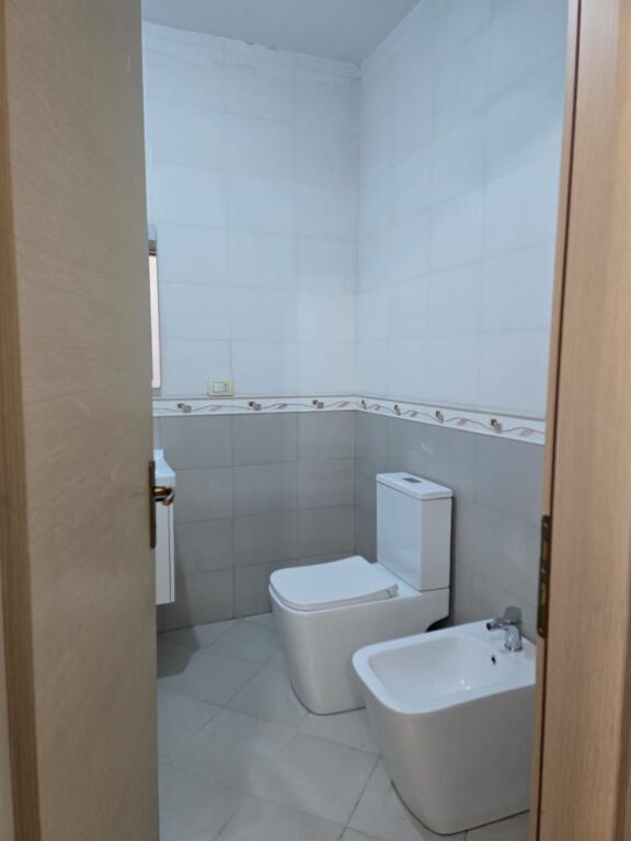 Apartament me qera 2+1+2 ne rrugen Jordan Misja.Post parkimi i perfshire.
