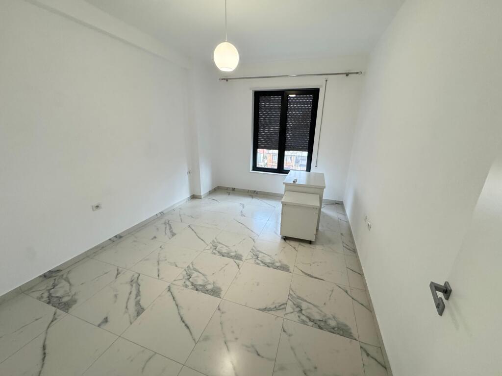 Affittasi appartamento 2+1+2  Indirizzo: Stazione Ferroviaria  Vuoto senza mobili affittato per attività commerciale  5° piano  Prezzo: 550€ netto