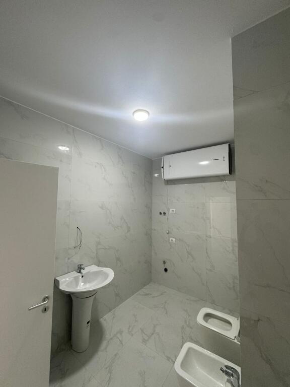 Appartamento in affitto 2+1+2+🅿 (per affari) a Zogu i Zi  1000€/mese!