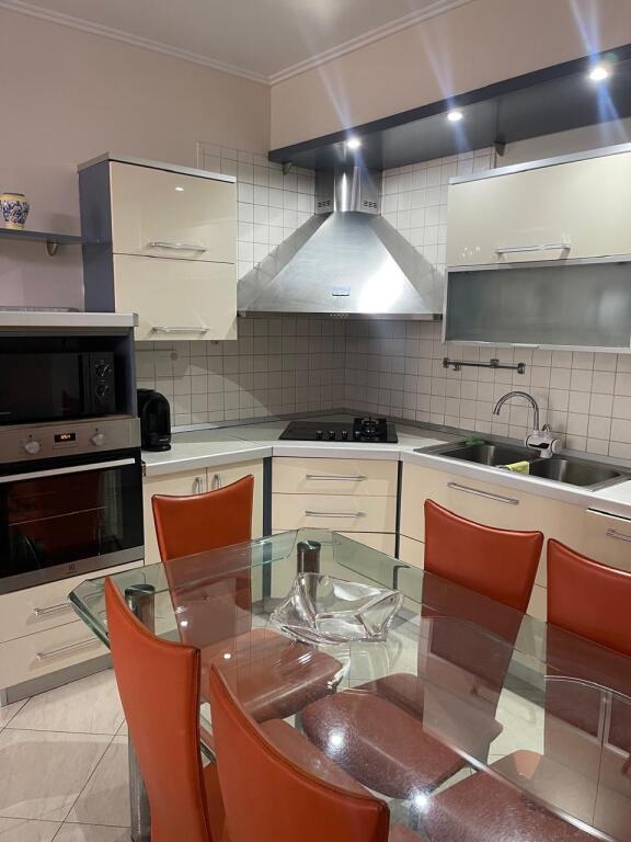 Apartament 3+1 me Qira në Qendër të Tiranës