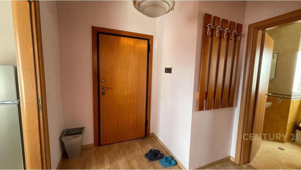 Jepet me Qira Apartament 1+1 ne Qender prane 9 Kateshet