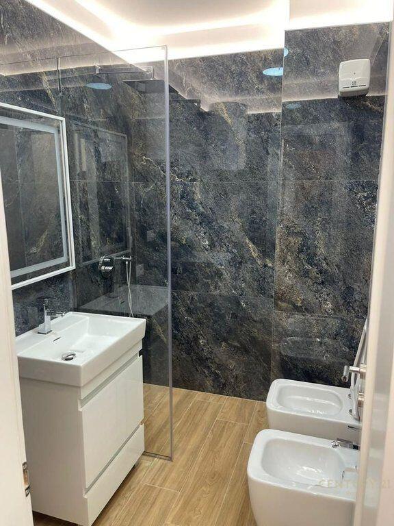 Jepet me qira apartament 2+1 Rruga 5 Maj .