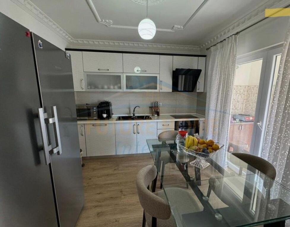 Shitet Apartament 3+1+2 + Depo, Laprakë – pranë gjimnazit “Aleks Buda”