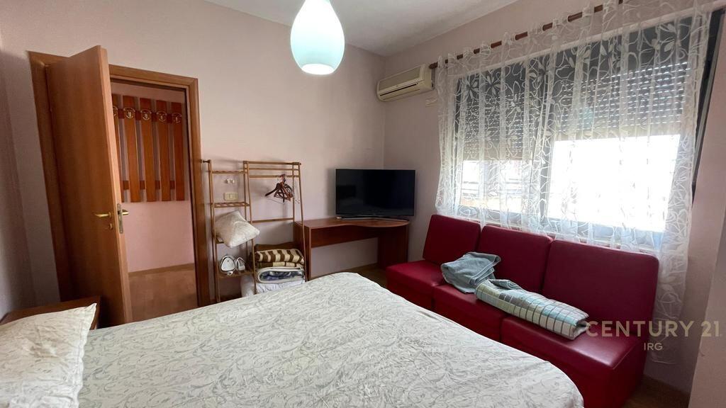 Jepet me Qira Apartament 1+1 ne Qender prane 9 Kateshet