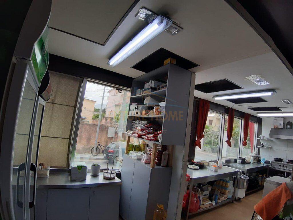 Shitet Bar dhe Restorant Rruga At zef Valentini