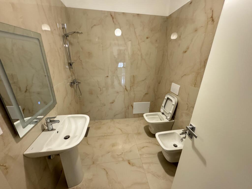 Affittasi appartamento 2+1+2  Indirizzo: Stazione Ferroviaria  Vuoto senza mobili affittato per attività commerciale  5° piano  Prezzo: 550€ netto