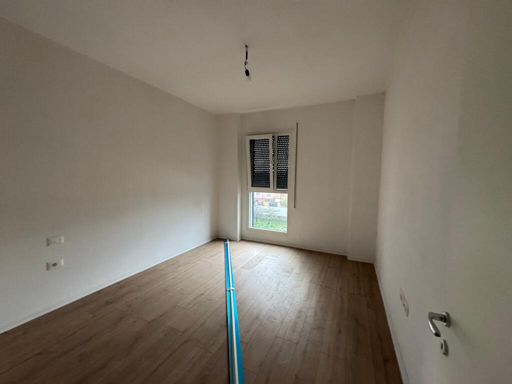 Affittasi appartamento 2+1+2 📍 Trio Tower 🏢 Piano: 2 💶 Prezzo: 58.000 lek / mese 🛋 Stato: Parzialmente arredato