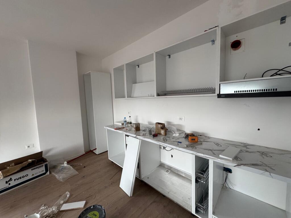 Affittasi appartamento 2+1+2 📍 Trio Tower 🏢 Piano: 2 💶 Prezzo: 58.000 lek / mese 🛋 Stato: Parzialmente arredato