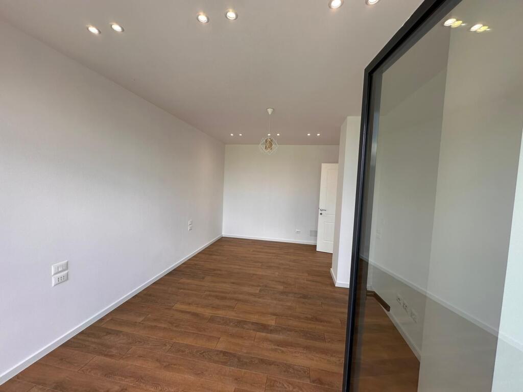 🏢 Appartamento 2+1 + posto auto in affitto 📍 Rruga e Kosovarëve, Lake View Residence